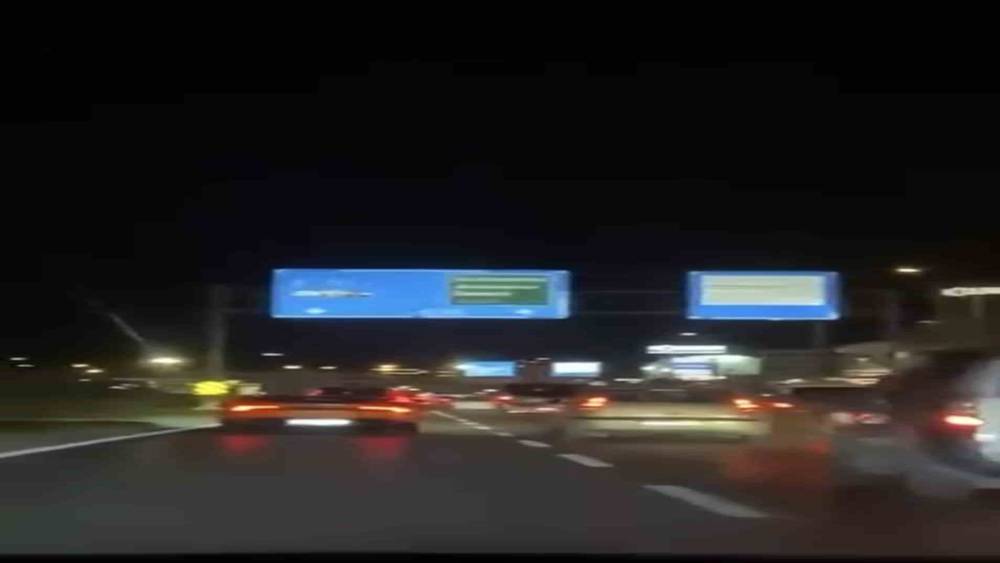 Bursa&rsquo;da l&uuml;ks otomobil kazaya karıştı, s&uuml;r&uuml;c&uuml; ka&ccedil;tı
