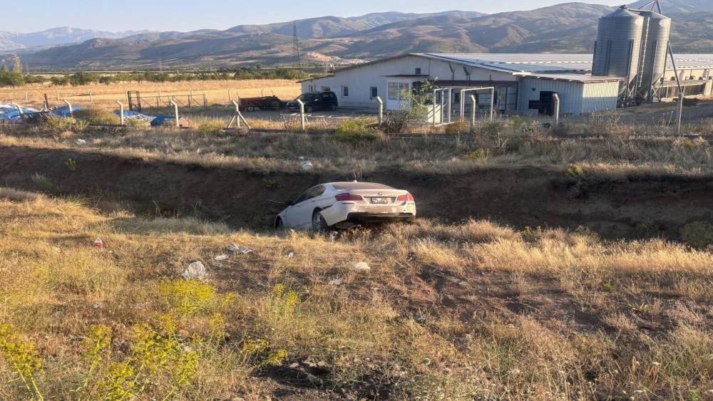 Erzincan&rsquo;da otomobil yoldan &ccedil;ıktı: 3&rsquo;&uuml; &ccedil;ocuk 6 yaralı
