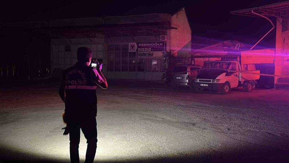 Park halindeki kamyonetten d&uuml;şen şahıs ağır yaralandı
