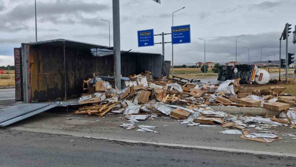 &Ccedil;orum&rsquo;da tır ile tankerin &ccedil;arpıştı:2 yaralı
