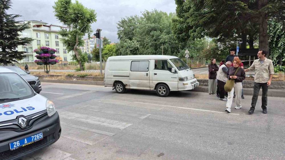 Yaya ge&ccedil;idinde duramayan minib&uuml;s, anneanne ve torununa &ccedil;arptı
