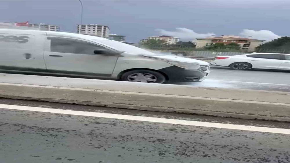 &Ccedil;ekmek&ouml;y&rsquo;de yanan otomobil vatandaşların m&uuml;dahalesiyle s&ouml;nd&uuml;r&uuml;ld&uuml;
