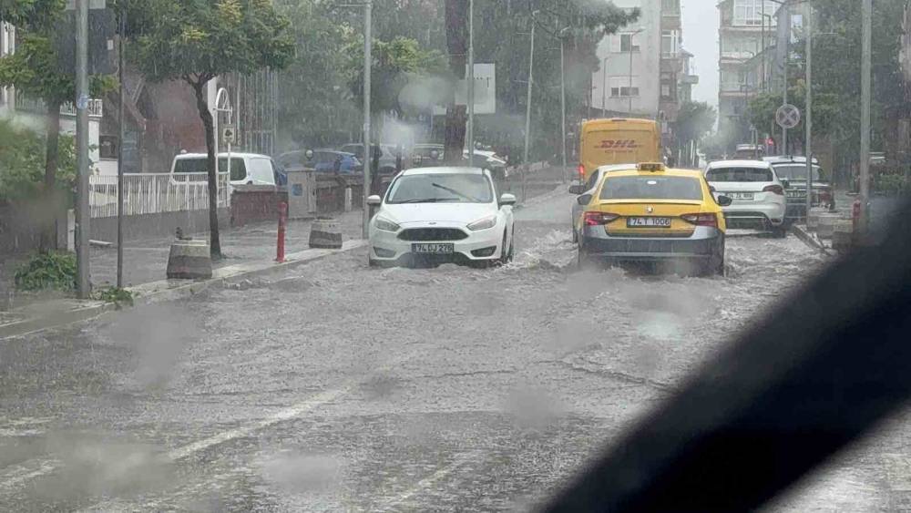 Amasra&rsquo;da sağanak alarmı: Cadde ve sokaklar g&ouml;le d&ouml;nd&uuml;
