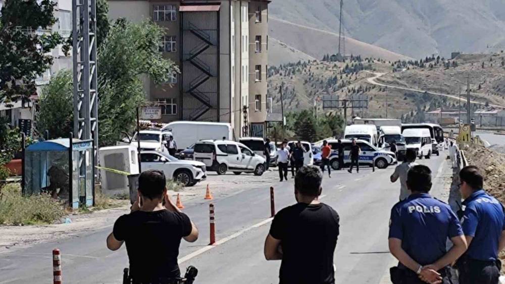 Bitlis&rsquo;te otob&uuml;s durağında ş&uuml;pheli paket alarmı
