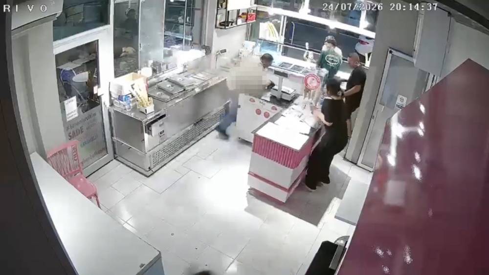 &Ouml;nce cep telefonundaki kişiye el salladı, sonra tabancayla dondurmacıyı &ouml;ld&uuml;rd&uuml;

