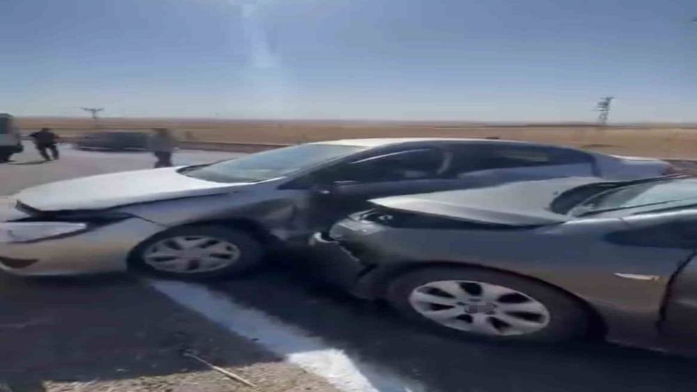 Diyarbakır&rsquo;da iki otomobil &ccedil;arpıştı: 2 yaralı
