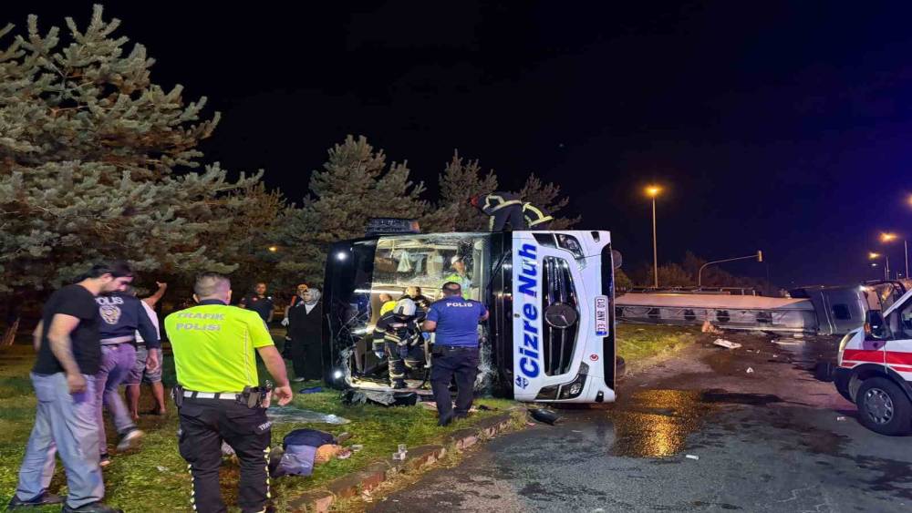 Kayseri&rsquo;de yolcu otob&uuml;s&uuml; yakıt tankeri ile &ccedil;arpıştı, yaralılar var.
