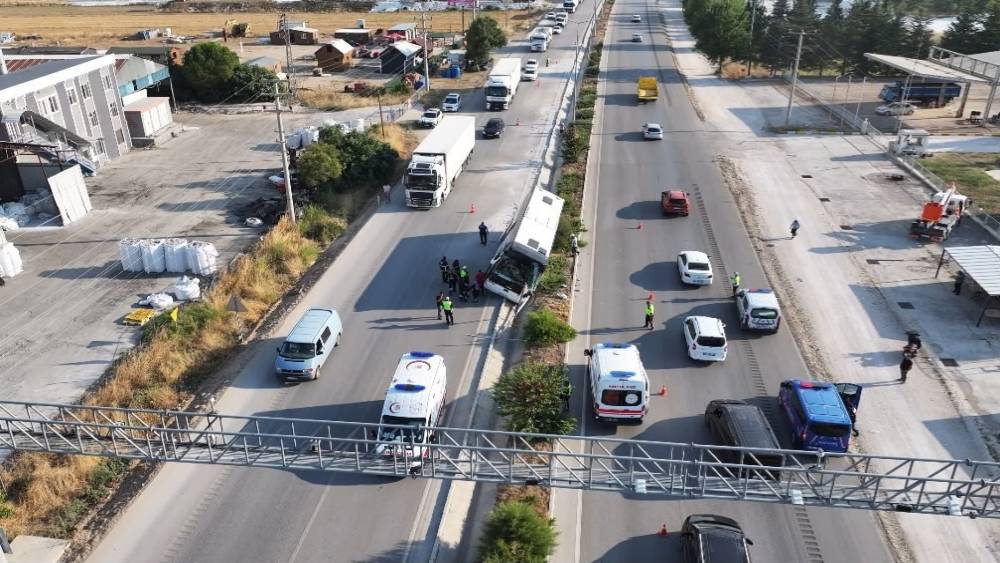 Burdur&rsquo;da tur otob&uuml;s&uuml; devrildi, 34 kişi yara almadan kurtuldu
