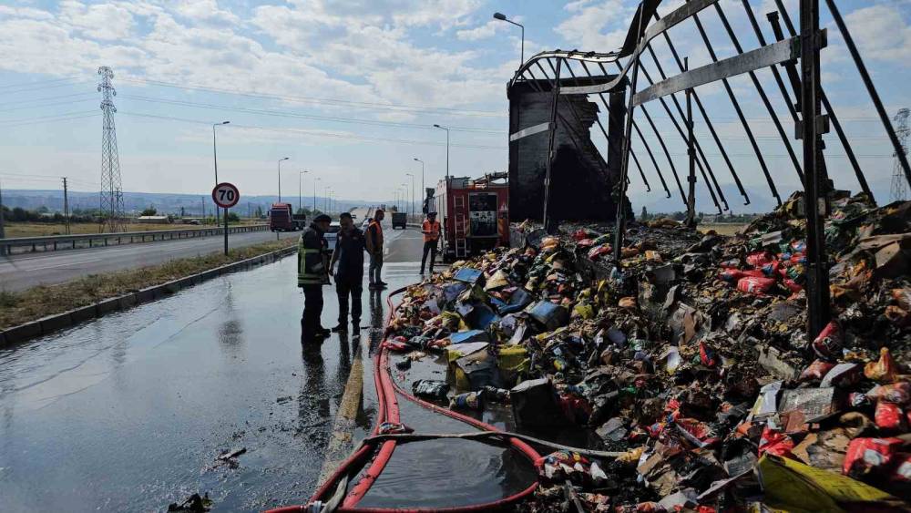 Tırın dorsesinde &ccedil;ıkan yangını itfaiye s&ouml;nd&uuml;rd&uuml;
