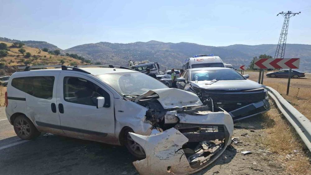 Hafif ticari ara&ccedil; ile otomobil &ccedil;arpıştı: 1 yaralı
