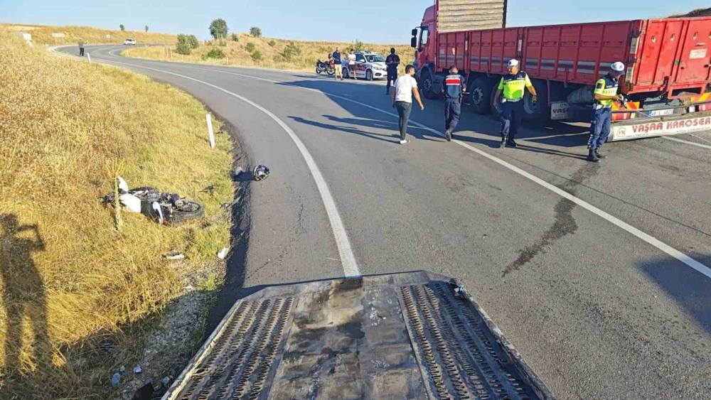 Yalva&ccedil;&rsquo;ta kamyonla &ccedil;arpışan motosikletli, kaskı sayesinde kazayı ağır yaralanmadan atlattı
