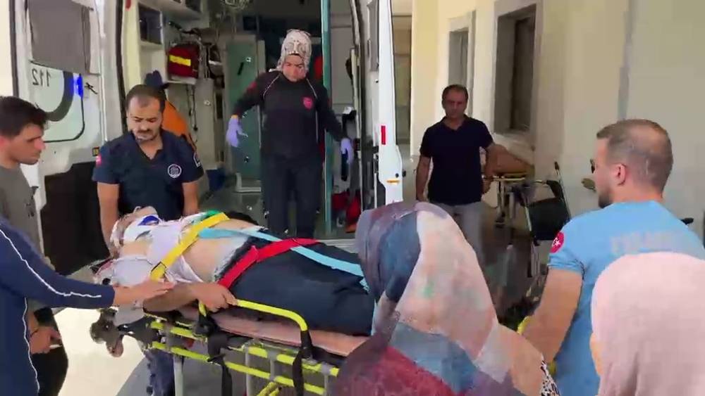 İki otomobil &ccedil;arpıştı: 1&rsquo;i &ccedil;ocuk 4 yaralı
