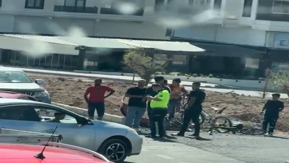 Batman&rsquo;da otomobil ile bisiklet &ccedil;arpıştı: 2 yaralı
