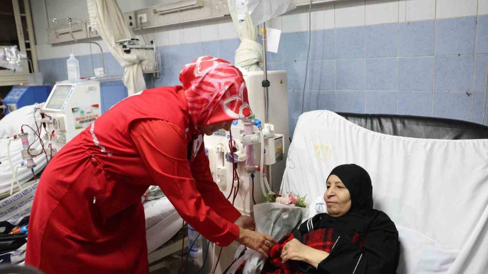 T&uuml;rk Kızılay Genel Başkanı Yılmaz, Kahire&rsquo;de Gazzeli hastaları ziyaret etti
