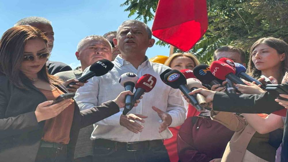 Yeni Parti Genel Başkanı &Ouml;zg&uuml;r &Ouml;zel: "G&ouml;zler başka tarafa &ccedil;evrilince s&ouml;zler tutulmuyor"
