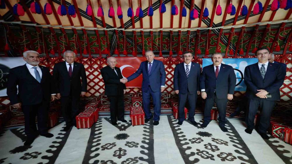 Cumhurbaşkanı Erdoğan: "T&uuml;rkler, K&uuml;rtler, Araplar olarak kardeş&ccedil;e kucaklaşmamızı engelleyemezsiniz"
