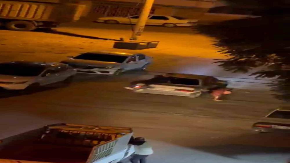 Otomobilden d&uuml;şen gen&ccedil; altında ezilmekten son anda kurtuldu
