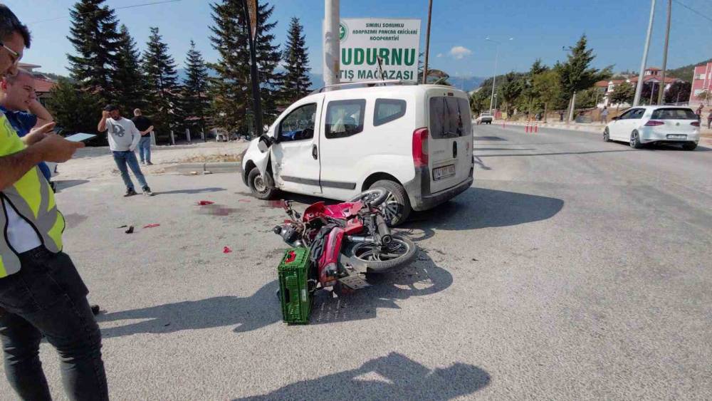 Mudurnu&rsquo;da otomobil ile motosiklet &ccedil;arpıştı, 1 ağır yaralı
