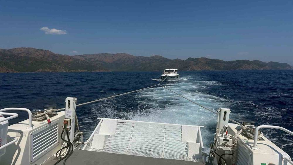Arıza yapan motor yattaki 7 kişi Sahil G&uuml;venlik ekiplerince kurtarıldı
