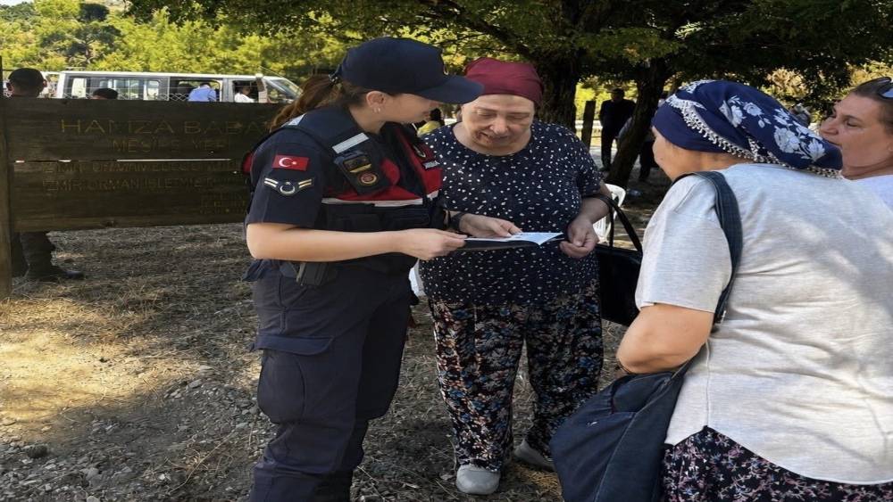 Kemalpaşa&rsquo;da jandarmadan kadınlara &rsquo;KADES&rsquo; ve &rsquo;Kadına El Kalkamaz&rsquo; bilgilendirmesi
