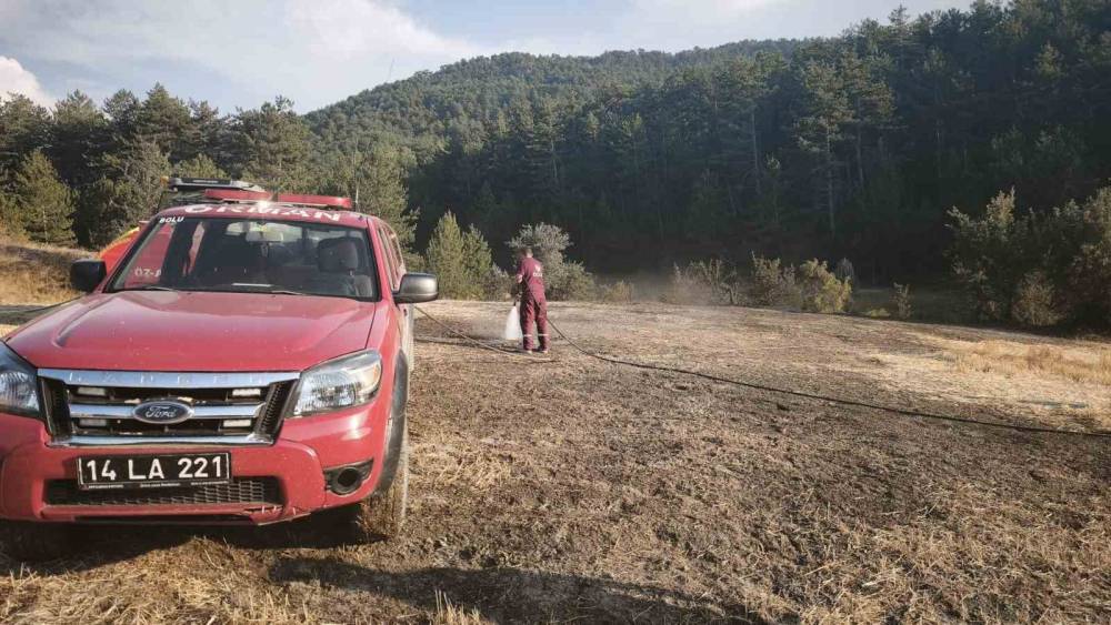 Bolu&rsquo;da orman kenarında anız yangını: K&ouml;yl&uuml;lerin su tankerli m&uuml;dahalesi faciayı &ouml;nledi
