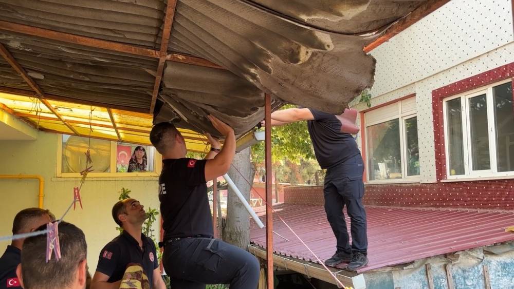 Edirne&rsquo;de &ccedil;atıya &ccedil;ıkan şahıs ekiplerin m&uuml;dahalesiyle kurtarıldı
