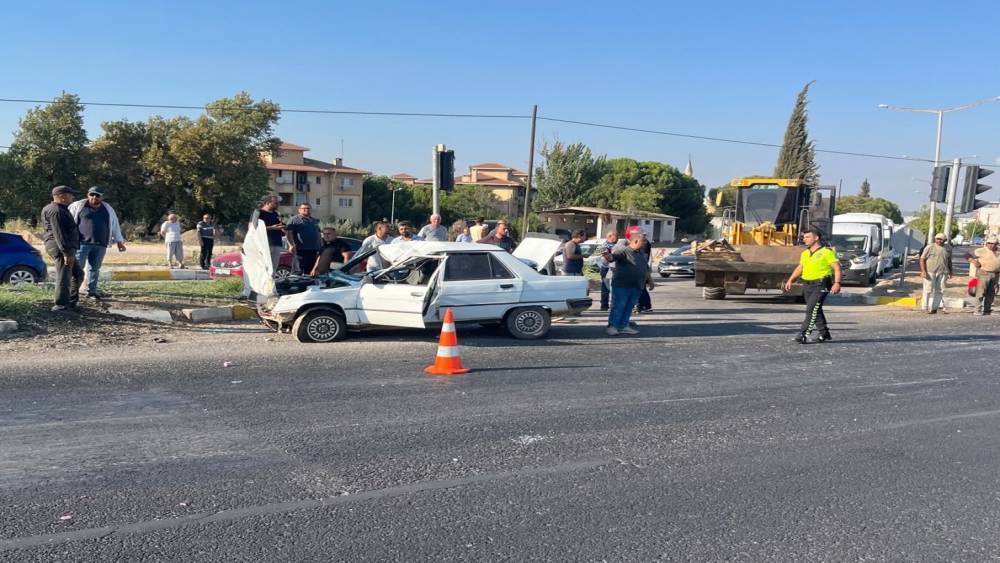 Manisa&rsquo;da otomobil ile motosiklet &ccedil;arpıştı: 4 yaralı
