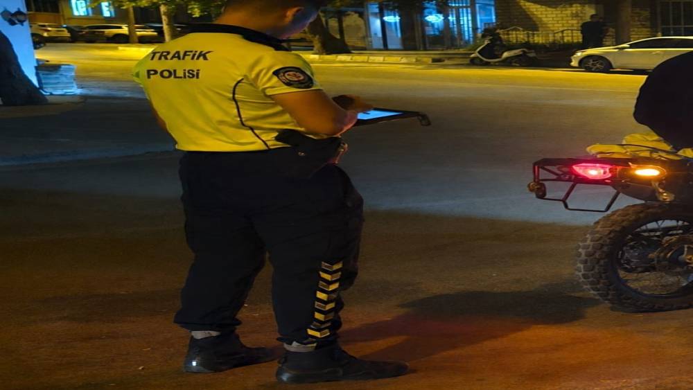 Motosikletli denetimden ka&ccedil;amadı: 320 bin TL ceza kesildi
