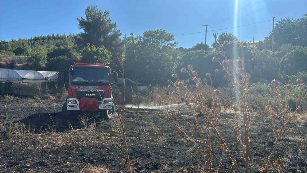 Bilecik&rsquo;te sera ile depo alanına sı&ccedil;rayan ot yangını s&ouml;nd&uuml;r&uuml;ld&uuml;
