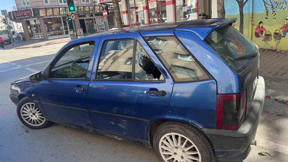 İneg&ouml;l&rsquo;de otomobille &ccedil;arpışan motosikletin s&uuml;r&uuml;c&uuml;s&uuml; yaralandı
