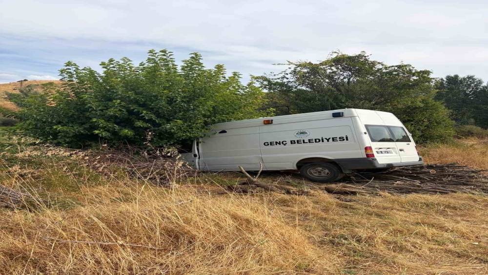 Bing&ouml;l&rsquo;de minib&uuml;s ağaca &ccedil;arptı: 3 yaralı
