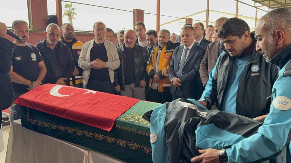 Organ nakli yolunda hayatını kaybeden hemşire g&ouml;zyaşlarıyla uğurlandı

