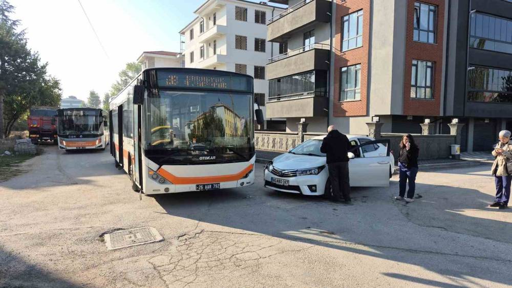 Eskişehir&rsquo;de belediye otob&uuml;s&uuml; ile otomobil &ccedil;arpıştı: 2 &ouml;ğrenci yaralandı
