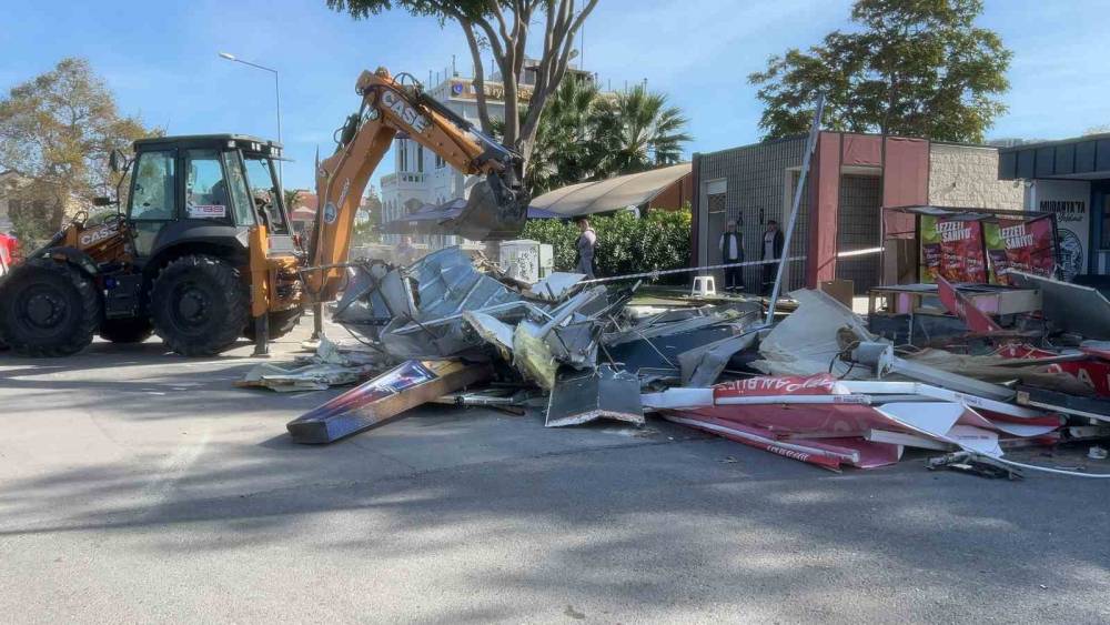 Mahkeme kararının ardından Mudanya&rsquo;daki b&uuml;fe yıkıldı
