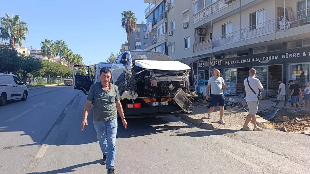 Antalya&rsquo;da otomobil &ouml;nce yayaya &ccedil;arptı ardından otob&uuml;s durağına daldı: 3 yaralı
