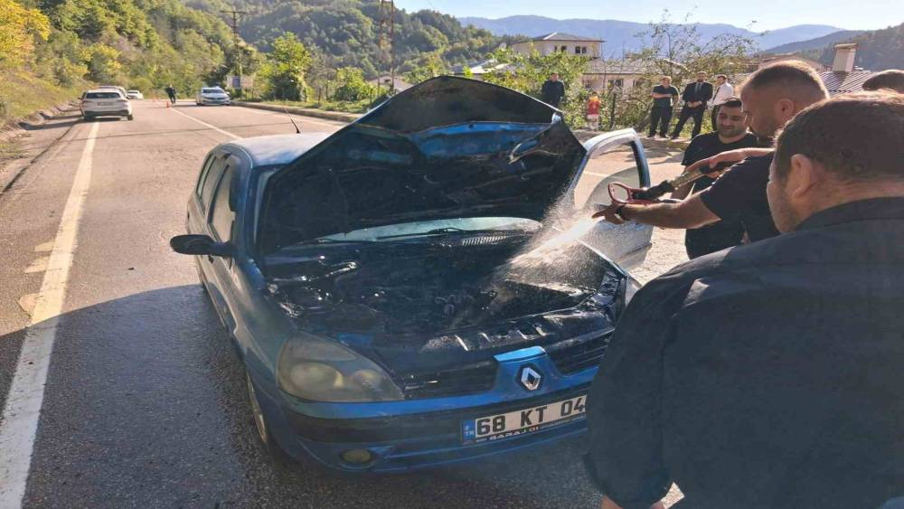 Kastamonu&rsquo;da seyir halindeki otomobilde &ccedil;ıkan yangını itfaiye s&ouml;nd&uuml;rd&uuml;
