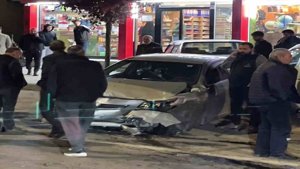 Erzurum&rsquo;da otomobilin direksiyonu kilitlendi, 3 ara&ccedil; birbirine girdi: 1 yaralı
