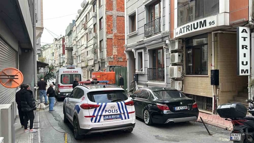Şişli&rsquo;de &ccedil;atıya &ccedil;ıkan gen&ccedil; kadın apartman boşluğuna d&uuml;şerek hayatını kaybetti
