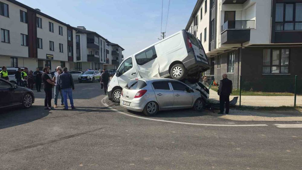 Otomobilin &ccedil;arptığı minib&uuml;s park halindeki aracın &uuml;zerine &ccedil;ıktı: 3 yaralı
