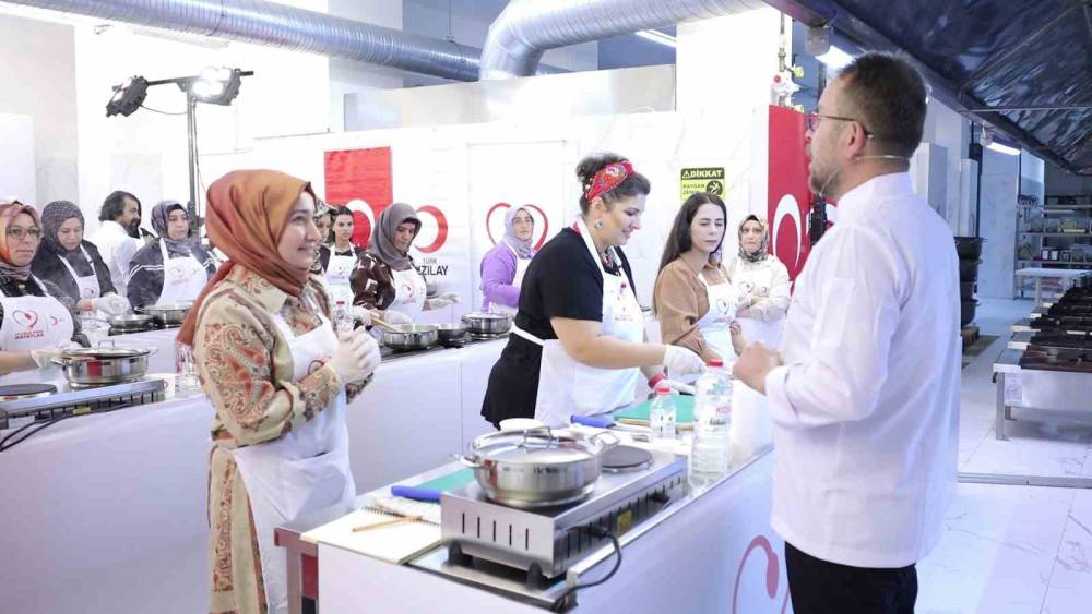 T&uuml;rk Kızılay, depremden etkilenen Diyarbakırlı kadınları &uuml;nl&uuml; şeflerle buluşturdu
