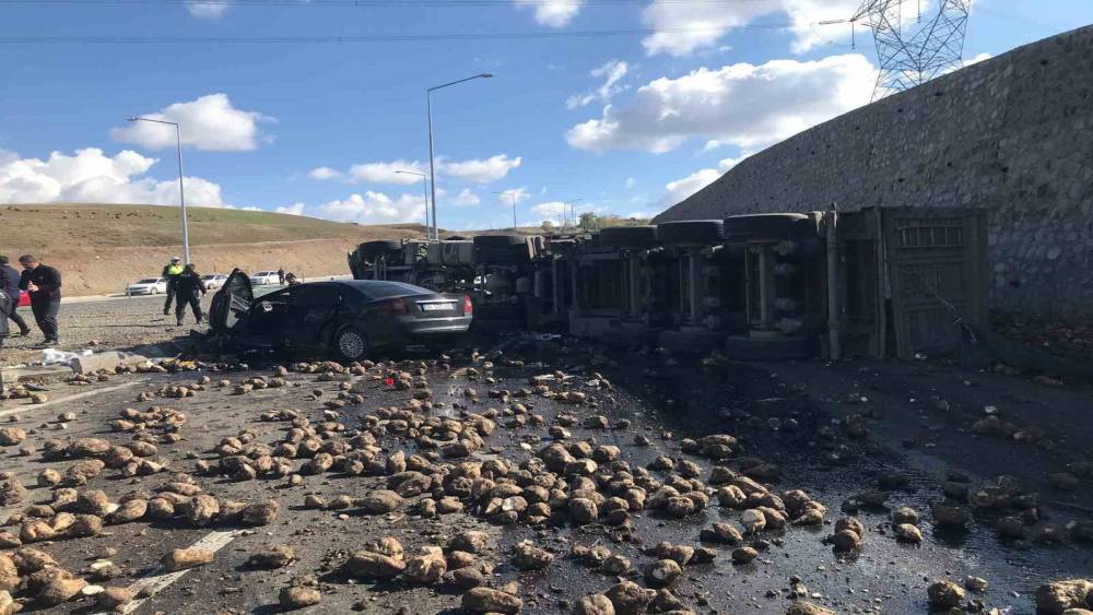 Ağrı&rsquo;da tır ve otomobilin &ccedil;arpıştı feci kazada 4 kişi &ouml;ld&uuml;
