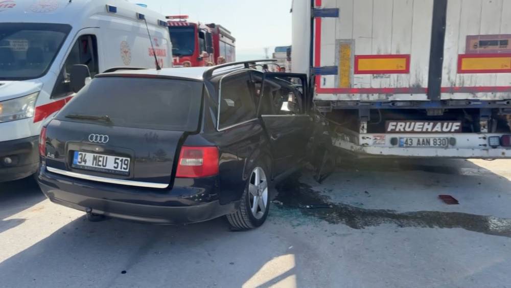 K&uuml;tahya&rsquo;da otomobil tırın dorsesine saplandı: 1 yaralı
