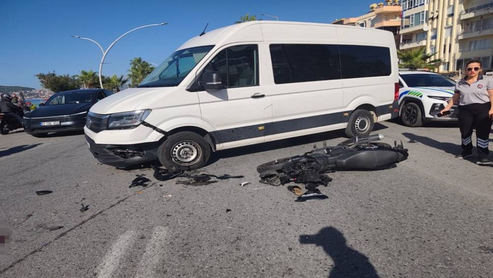 Alanya&rsquo;da motosiklet ile minib&uuml;s &ccedil;arpıştı: &Uuml;niversite &ouml;ğrencisi gen&ccedil; kız hayatını kaybetti
