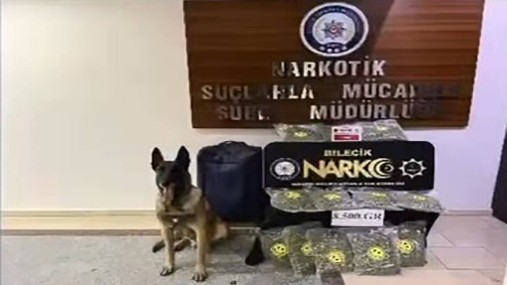 Otomobildeki valizden 8,5 kilo uyuşturucu &ccedil;ıktı
