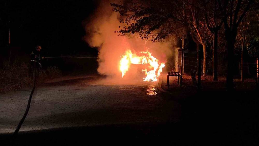 Edirne&rsquo;de park halindeki otomobil alev alev yandı
