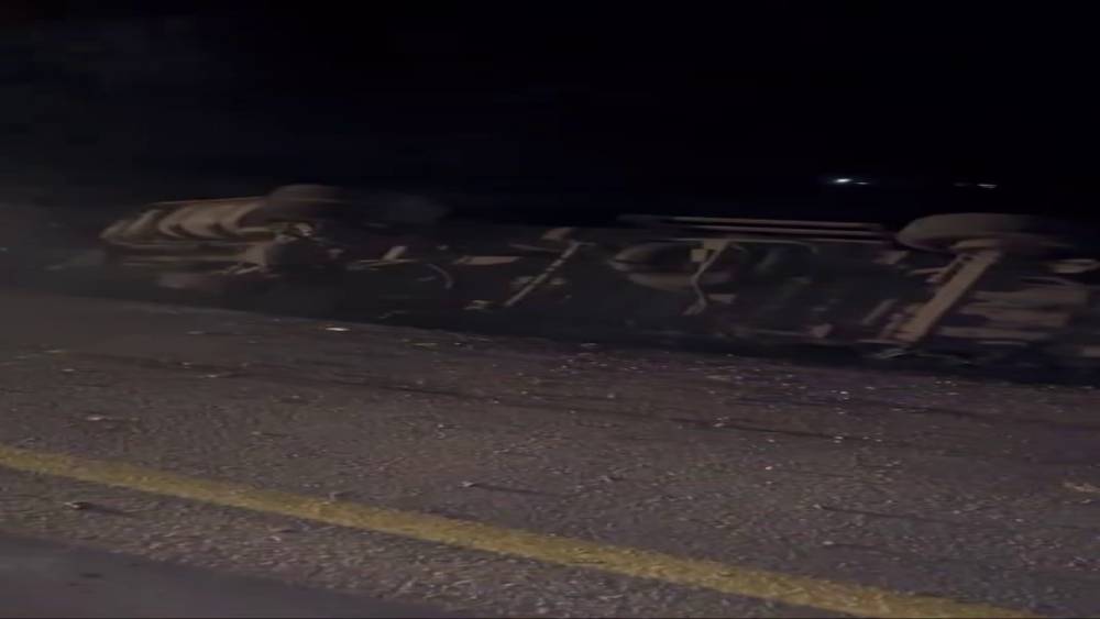 Kontrolden çıkan kamyon elektrik direğine çarparak devrildi, mahalle karanlığa büründü
