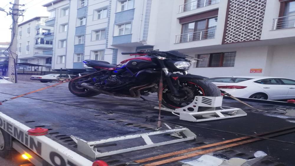 Trafiği tehlikeliye düşüren motosikletliye 61 bin TL ceza uygulandı
