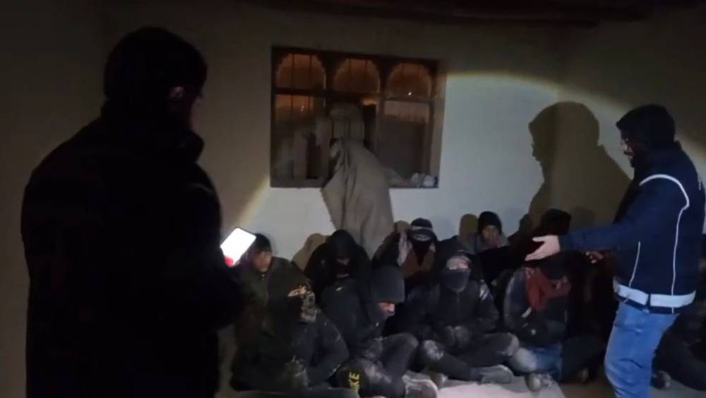 Doğubayazıt’ta göçmen kaçakçılığı operasyonu: 14 düzensiz göçmen yakalandı
