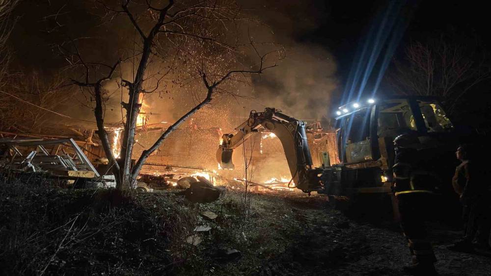 &Ccedil;orum&rsquo;da &ccedil;ıkan yangın ev ve depoyu kullanılamaz hale getirdi
