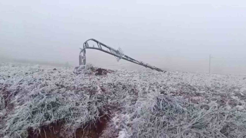 Tipi onlarca elektrik direğini yıktı, buzla kaplanan iletim hatları ekiplerce temizlendi
